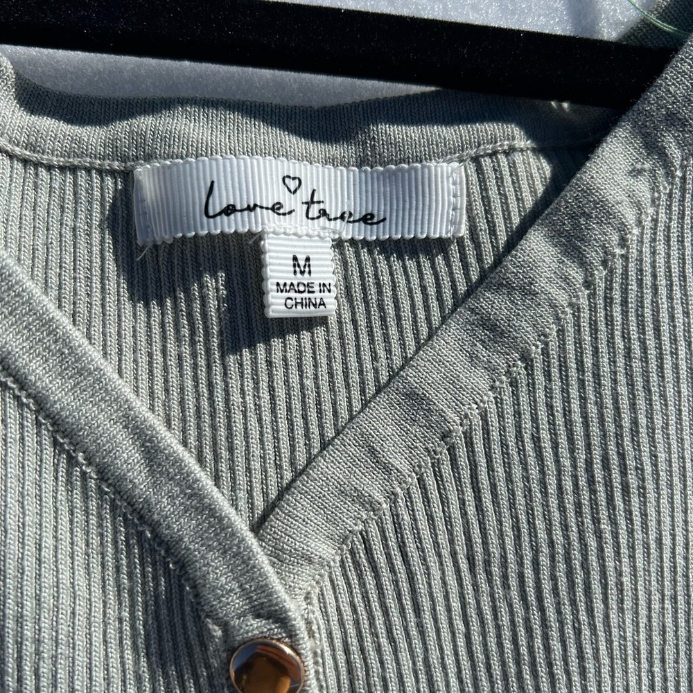 Fitting dress//M//button v neck